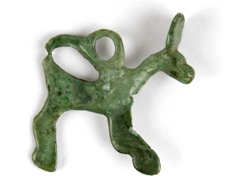 Zawieszka zoomorficzna w kształcie stylizowanego konika. Zabytek pochodzi z okresu wczesnego średniowiecza i znajduje  się w zbiorach Muzeum