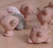 Zdjęcie kilku glinianych grzechotek samodzielnie wykonanych przez dzieci uczestniczące w zajęciach.