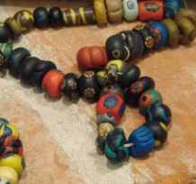 Zdjęcie naszyjnika składającego się z różnych, kolorowych paciorków wykonanych z modeliny.