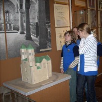 Zdjęcie przedstawiające dzieci stojące przy obiektach na wystawie