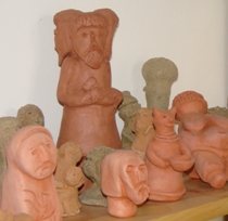 Zdjęcie przykładowych figurek z gliny wykonanych przez dzieci uczestniczące w zajęciach. 