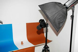 Zdjęcie z Pracowni Fotograficznej, na którym widać sprzęt fotograficzny i stół, a na nim stoi fotografowany zabytek.