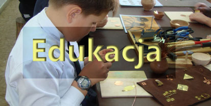 Baner przedstawiaj�cy zaj�cia prowadzone w muzeum z dzie�mi i b�d�cy linkiem do strony zawieraj�cej szczeg&oacute;�owe informacje o ofercie muzeum dla dzieci i m�odzie�y.