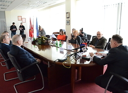 Zdjęcie ze spotkania, na którym została podpisana Umowa realizacyjna projektu. Po kliknięciu zdjęcie otworzy się w większym formacie. Obecni na tym spotkaniu to m.in. Marszałek Województwa Mazowieckiego Adam Struzik, Dyrektor Muzeum dr Wojciech Brzeziński i Główna Księgowa Muzeum Ewa Dragan.