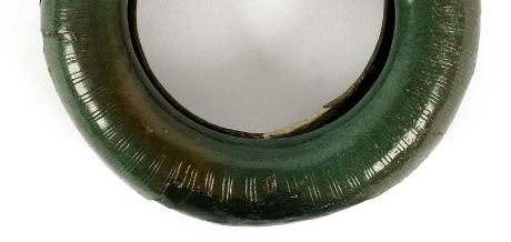 Naramiennik brązowy, zdobiony grupami poprzecznych pasm składających się z trzech żłobków.  Zabytek pochodzi z epoki brązu i znajduje się w zbiorach Muzeum.